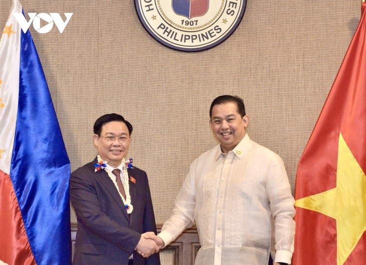 Ketua MN Vuong Dinh Hue Adakan Pembicaraan dengan Ketua Majelis Rendah Filipina - ảnh 1