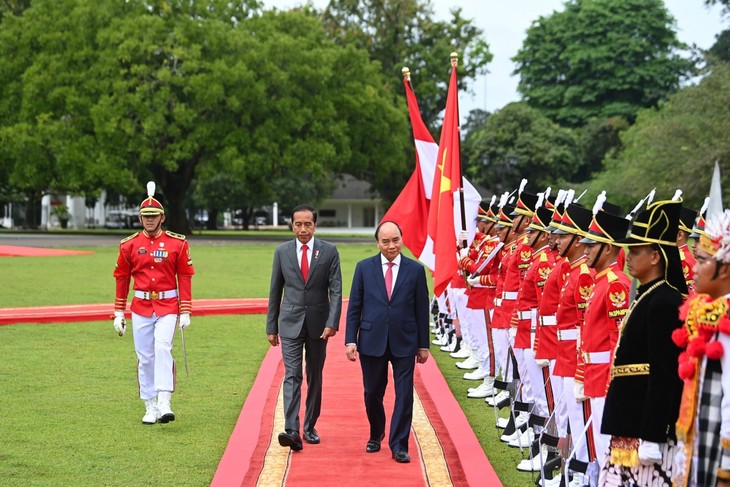 Presiden Indonesia Pimpin Acara Penyambutan Kenegaraan untuk Presiden Nguyen Xuan Phuc  - ảnh 1