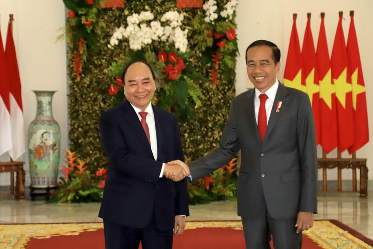 Presiden Indonesia Pimpin Acara Penyambutan Kenegaraan untuk Presiden Nguyen Xuan Phuc  - ảnh 2