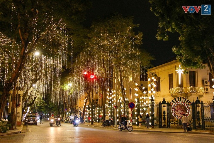 Jalan-Jalan Kota Hanoi yang Berkilau pada Musim Natal - ảnh 15