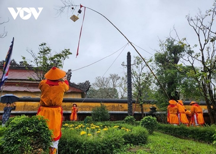 Upacara Penurunan Pohon Neu dan Pembukaan Segel di Zona Warisan Istana Hue - ảnh 1