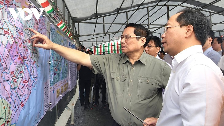 PM Pham Minh Chinh Periksa Proyek Jalan Tol Daerah Dataran Rendah Sungai Mekong - ảnh 1