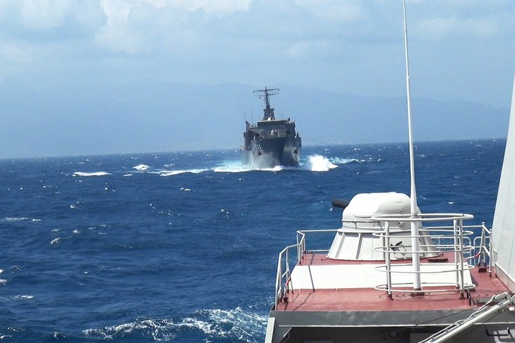 Kapal Angkatan Laut Vietnam-Singapura Lakukan Latihan Perang Gabungan di Laut - ảnh 1