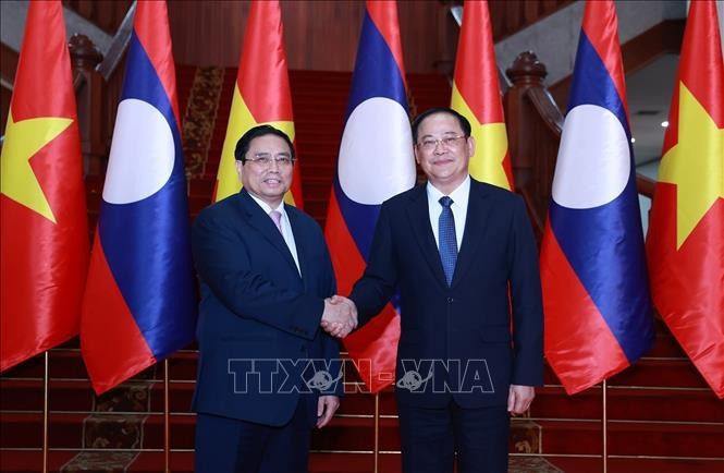 PM Pham Minh Chinh Adakan Pertemuan Bilateral dengan PM Laos, Sonexay Siphandone - ảnh 1