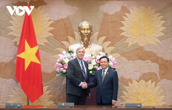 Ketua MN Vietnam, Vuong Dinh Hue Terima Delegasi Legislator AS - ảnh 1