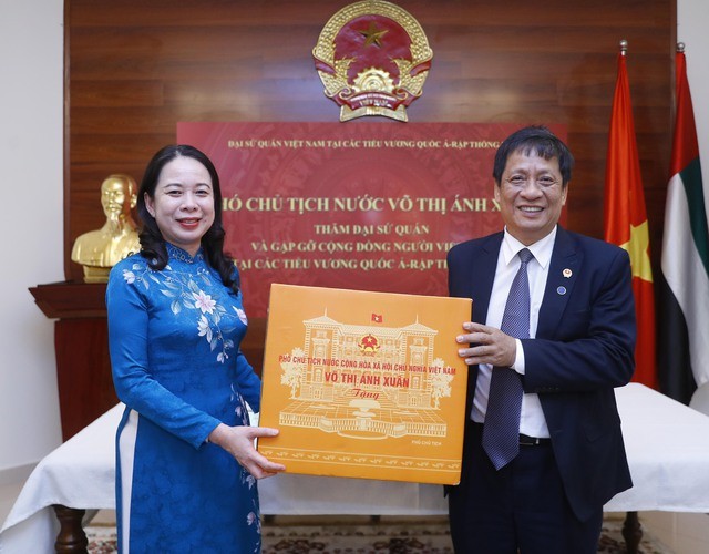 Wapres Vo Thi Anh Xuan Lakukan Temu Kerja dengan Beberapa Badan, Grup Ekonomi dan Bertemu dengan Komunitas Orang Vietnam di Uni Emirat Arab  - ảnh 2