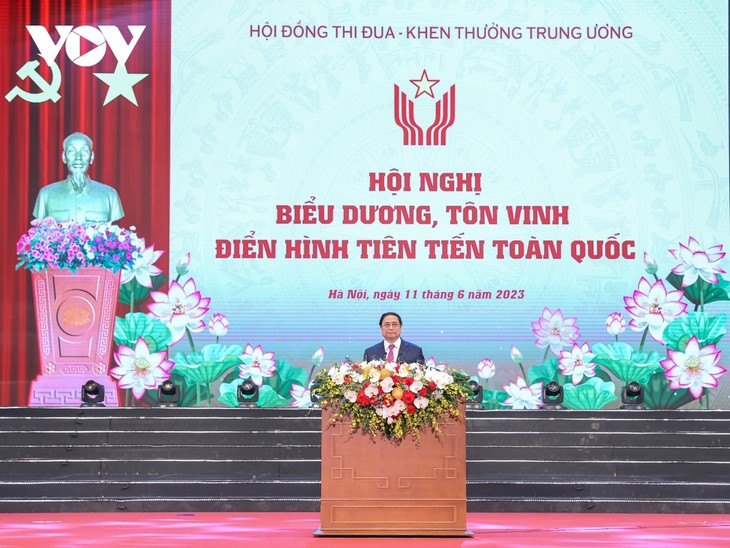 PM Vietnam, Pham Minh Chinh Hadiri Konferensi Pemujian dan Pemuliaan Para Tipikal Terkemuka di Seluruh Negeri - ảnh 1