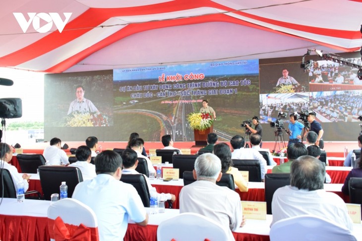 PM Pham Minh Chinh Hadiri Acara Pencangkulan Pertama Pembangunan Proyek Jalan Tol Chau Doc-Can Tho-Soc Trang Tahap 1 - ảnh 1