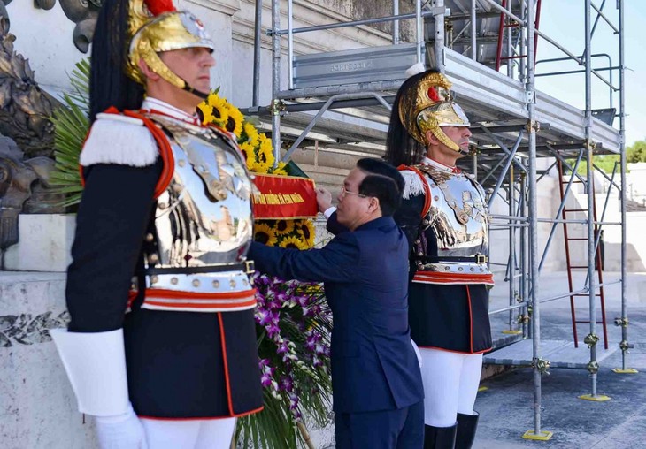 Presiden Vietnam, Vo Van Thuong Letakkan Karangan Bunga di Tugu Monumen Tanah Air, Roma, Ibu Kota Italia - ảnh 1