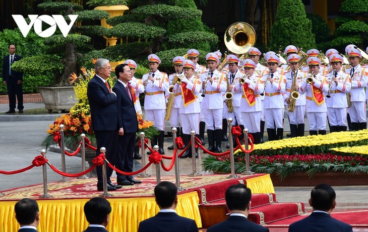 Presiden Vietnam, Vo Van Thuong Pimpin Acara Penyambutan Resmi kepada Presiden Republik Kazakhstan - ảnh 1
