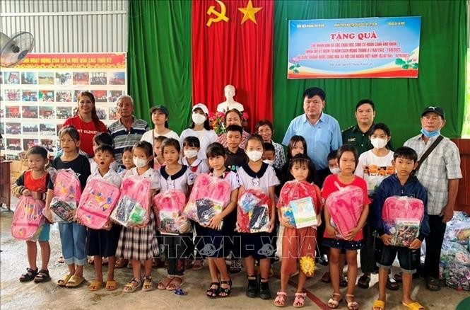 Banyak Kegiatan yang Bermakna di Garis Perbatasan Sehubungan dengan Hari Nasional Vietnam - ảnh 2