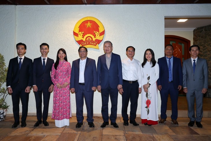 PM Vietnam, Pham Minh Chinh Kunjungi Kedubes Vietnam di Brasil - ảnh 1