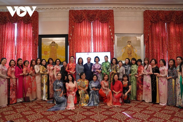 Memperkenalkan Intisari Busana “Ao Dai” Vietnam kepada Sahabat Internasional di AS - ảnh 1