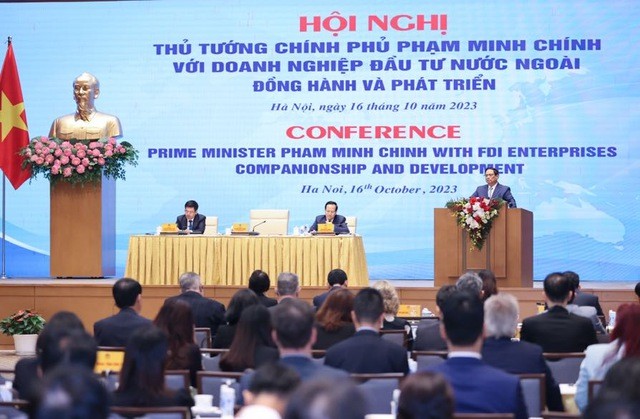 PM Vietnam Lakukan Pertemuan dengan Komunitas Badan Usaha Investasi Asing - ảnh 1
