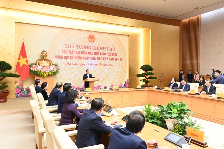 PM Vietnam, Pham Minh Chinh Lakukan Pertemuan dengan Para Guru Sehubungan dengan Hari Guru Vietnam - ảnh 1