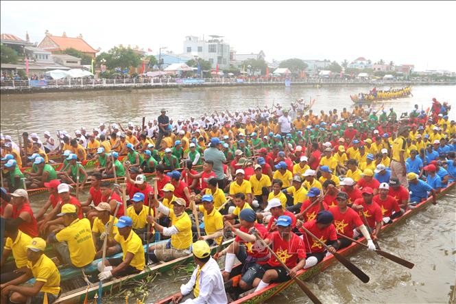 Lomba Perahu Ngo untuk Menyambut Festival Ok Om Bok Berlangsung dengan Bergelora di Provinsi Tra Vinh dan Soc Trang - ảnh 1