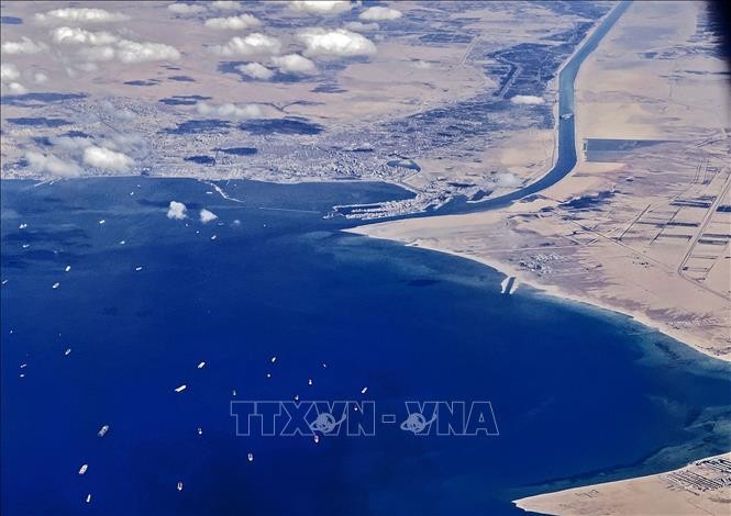 Banyak Perusahaan Transportasi Laut Pulihkan Kembali Perjalanan Melalui Terusan Suez - ảnh 1