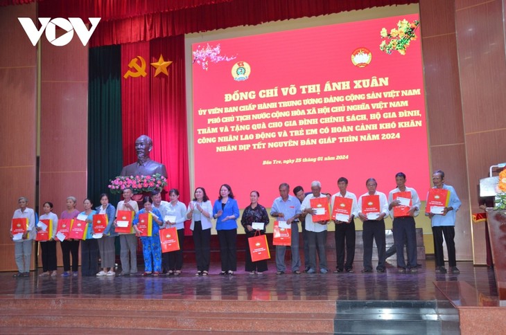 Pimpinan Partai dan Negara Vietnam Kunjungi dan Berikan Bingkisan di Daerah-Daerah - ảnh 1