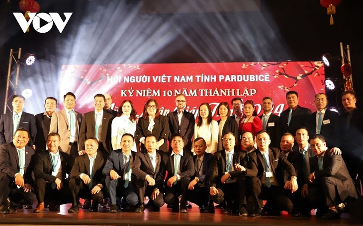 Program Menyambut Musim Semi dari Komunitas Orang Vietnam di Banyak Negara Berlangsung dengan Bergelora - ảnh 2