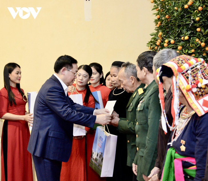 Ketua MN Vietnam, Vuong Dinh Hue Kunjungi dan Ucapkan Selamat Hari Raya Tet di Provinsi Yen Bai  - ảnh 1