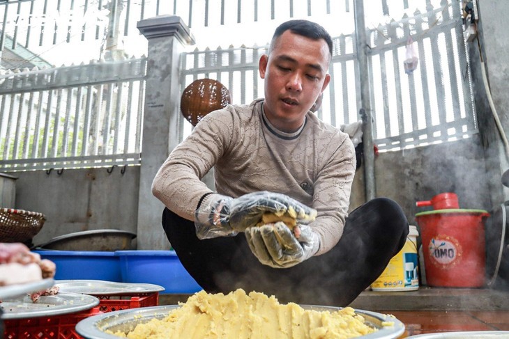 Mengunjungi Desa yang Membuat Ribuan Kue Chung Per Hari di Ibu Kota - ảnh 11