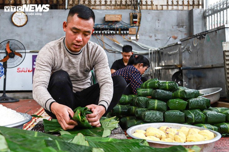 Mengunjungi Desa yang Membuat Ribuan Kue Chung Per Hari di Ibu Kota - ảnh 7