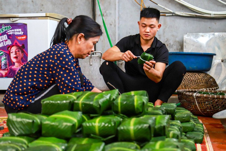 Mengunjungi Desa yang Membuat Ribuan Kue Chung Per Hari di Ibu Kota - ảnh 5