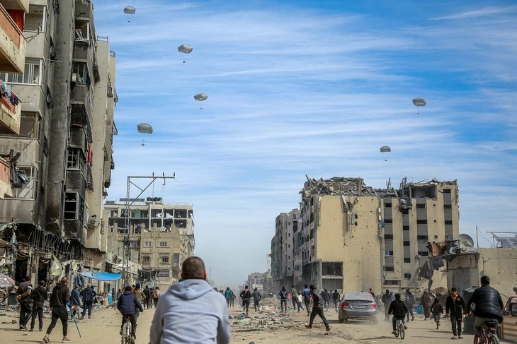 AS Umumkan akan Jatuhkan Barang Bantuan ke Gaza - ảnh 1
