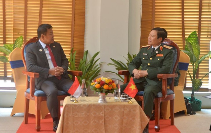 Deputi Menhan Vietnam, Letnan Jenderal Nguyen Tan Cuong Lakukan Pertemuan Bilateral dengan Deputi Menhan Indonesia dan Filipina - ảnh 1