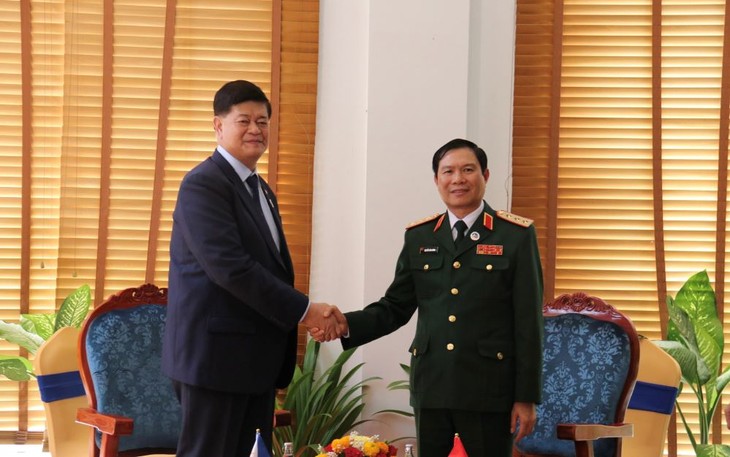 Deputi Menhan Vietnam, Letnan Jenderal Nguyen Tan Cuong Lakukan Pertemuan Bilateral dengan Deputi Menhan Indonesia dan Filipina - ảnh 2