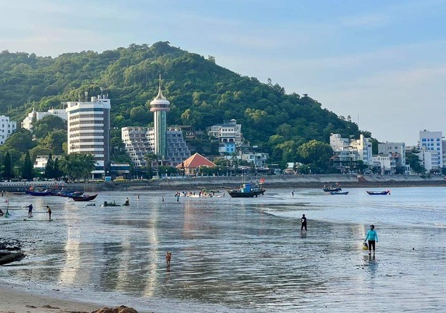 Lebih dari Empat Juta Wisatawan Datang ke Provinsi Ba Ria-Vung Tau Selama Tiga Bulan Pertama Tahun 2024 - ảnh 1