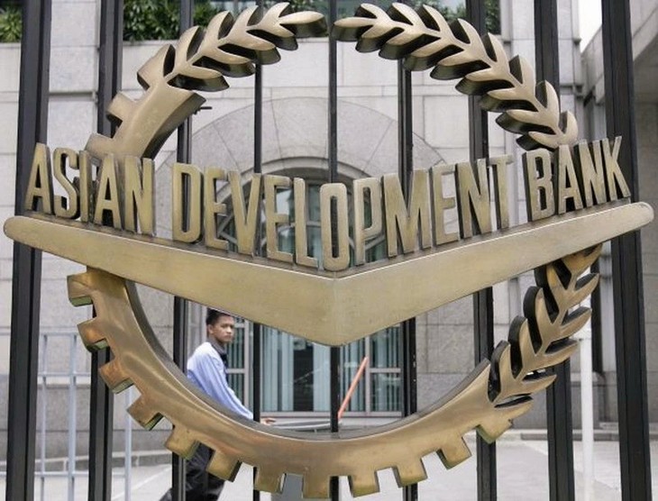 ADB Tingkatkan Prakiraan Pertumbuhan Ekonomi di Kawasan Asia Berkembang - ảnh 1