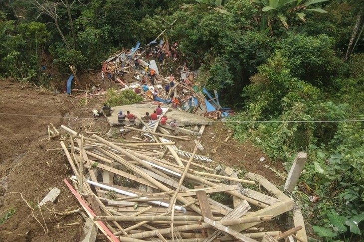 Tanah Longsor Indonesia Akibatkan Lebih dari 20 Orang Tewas dan Hilang - ảnh 1