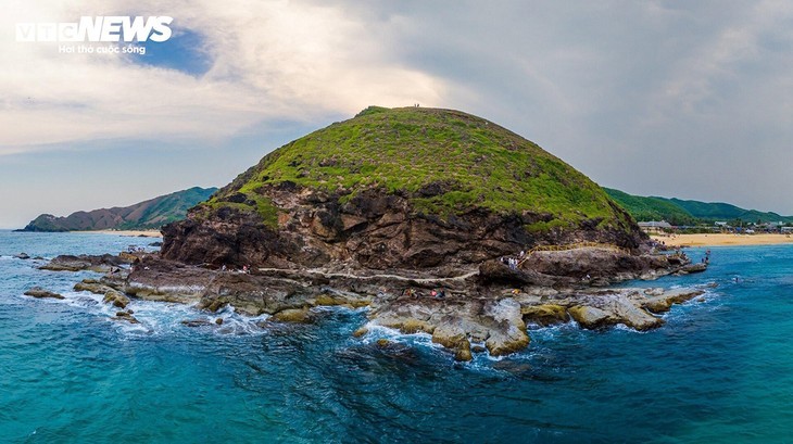 Tebing Laut Hoai Hai: Destinasi Primitif yang Menarik Wisatawan di Provinsi Binh Dinh - ảnh 9