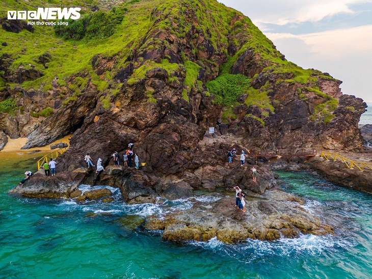 Tebing Laut Hoai Hai: Destinasi Primitif yang Menarik Wisatawan di Provinsi Binh Dinh - ảnh 2