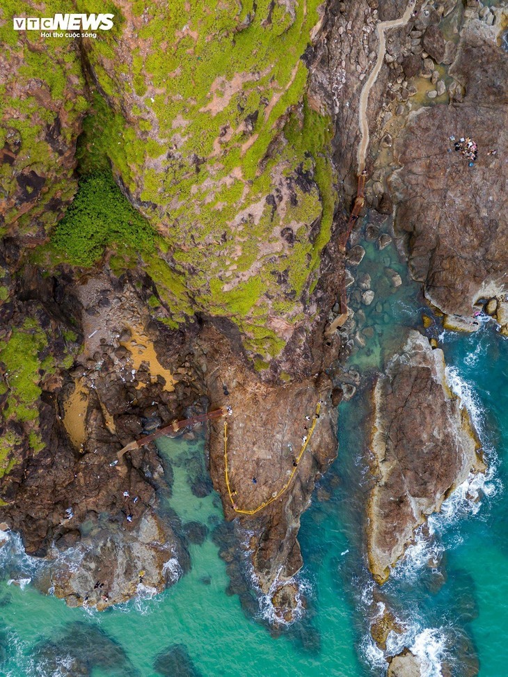Tebing Laut Hoai Hai: Destinasi Primitif yang Menarik Wisatawan di Provinsi Binh Dinh - ảnh 5