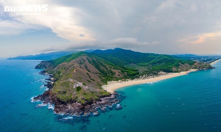 Tebing Laut Hoai Hai: Destinasi Primitif yang Menarik Wisatawan di Provinsi Binh Dinh - ảnh 6