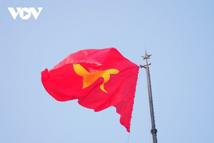 Upacara Bendera “Penyatuan Tanah Air” di Dua Tepian Sungai Hien Luong – Ben Hai - ảnh 3