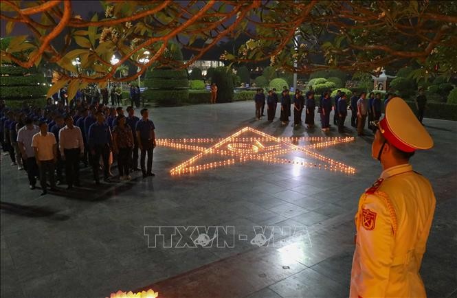 HUT ke-70 Kemenangan Dien Bien Phu: Upacara Nyala Lilin untuk Berikan Balas Budi kepada Para Pahlawan dan Martir - ảnh 1