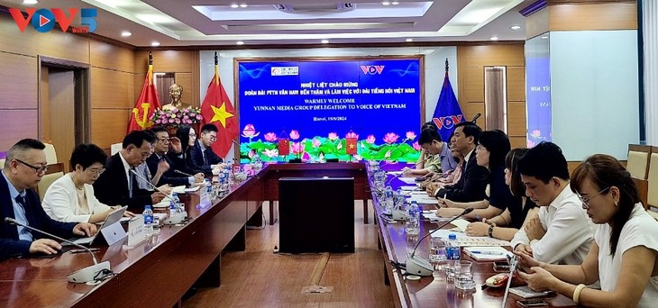 Radio Suara Vietnam dan Radio-Televisi Yunnan (Tiongkok) Tandatangani Kesepakatan Kerja Sama dalam Periode Baru - ảnh 1