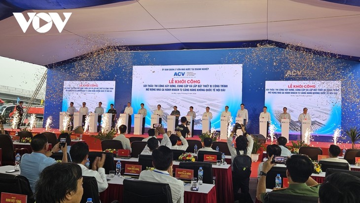 PM Vietnam, Pham Minh Chinh Nyatakan Pencangkulan Pertama Proyek Perluasan Terminal Penumpang T2 - Bandara Internasional Noi Bai - ảnh 1