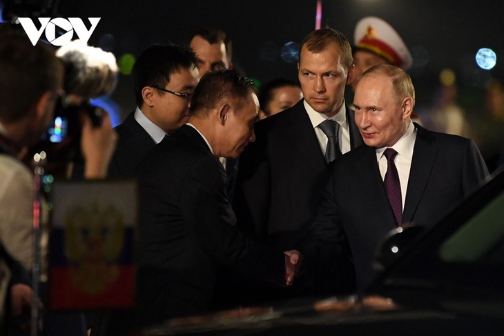 Presiden Rusia, Vladimir Putin Tiba di Kota Hanoi, Memulai Kunjungan Kenegaraan di Vietnam - ảnh 1