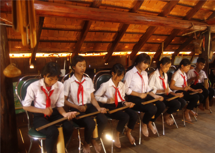 Memupuk Cinta Budaya Tradisional di Sebuah Sekolah di Daerah Pelosok - ảnh 1