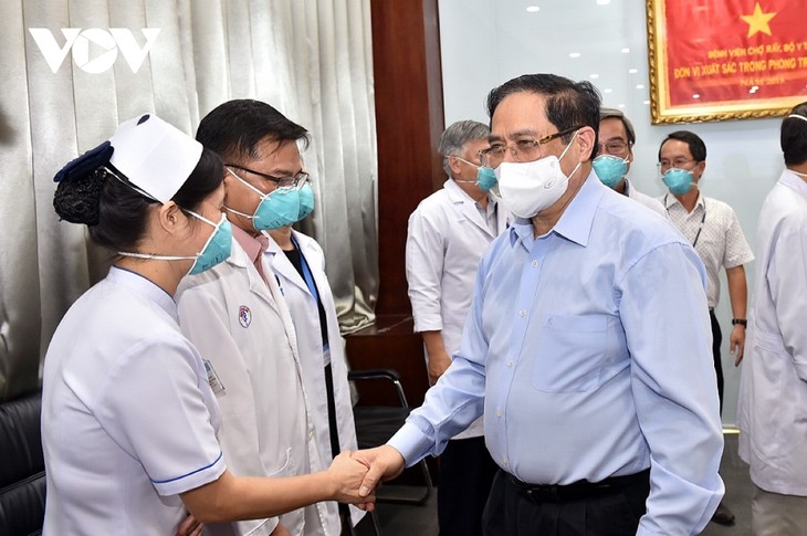 Perdana Menteri Pham Minh Chinh: Nakes Tunjukkan Rasa Tanggung Jawab yang Tinggi Dalam Pencegahan dan Penanggulangan COVID-19 - ảnh 1
