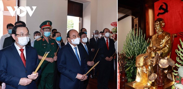 Presiden Nguyen Xuan Phuc Membakar Hio Menyampaikan Penghormatan Kepada Presiden Ho Chi Minh - ảnh 1