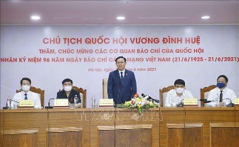 Ketua MN Vuong Dinh Hue Kunjungi dan Mengucapkan Selamat kepada Sejumlah Kantor-kantor Pemberitaan pada Peringatan 96 Tahun Hari Pers Revolusioner Vietnam - ảnh 1