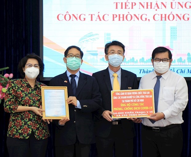 Konsulat dan  Badan Usaha Asing di Kota Ho Chi Minh Memberi Sumbangan bagi Pencegahan dan Penanggulangan Pandemi - ảnh 1