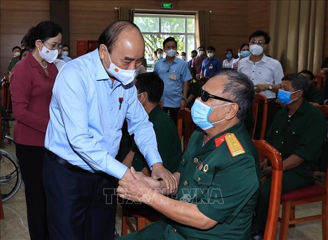 Presiden Nguyen Xuan Phuc Imbau Partai Komunis dan Negara Lebih Memperhatikan Para Prajurit dengan Disabilitas dan Keluarga Para Martir - ảnh 1