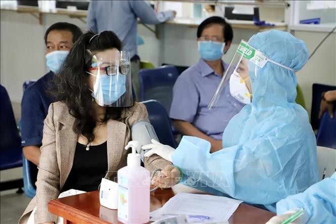 Kota Ho Chi Minh Usulkan Menambah 7.000 Petugas Medis untuk Pencegahan dan Pengendalian Pandemi COVID-19 - ảnh 1