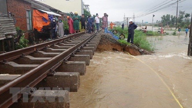 Bencana Banjir Akibatkan Banyak Kerusakan di Vietnam Tengah - ảnh 1
